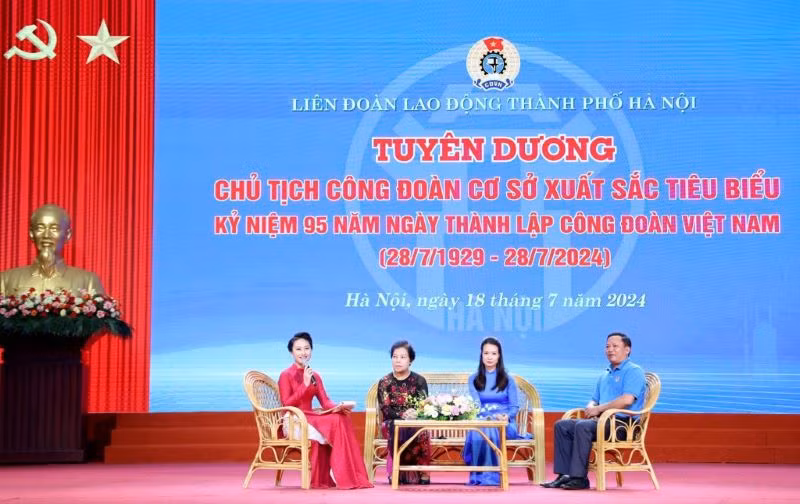 Các cán bộ công đoàn cơ sở giao lưu tại chương trình. Các cán bộ công đoàn cơ sở giao lưu tại chương trình.