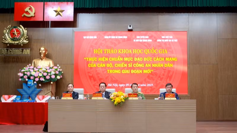 Các đồng chí chủ trì hội thảo.
