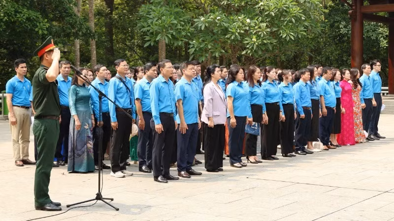 Các đại biểu báo công dâng Bác.