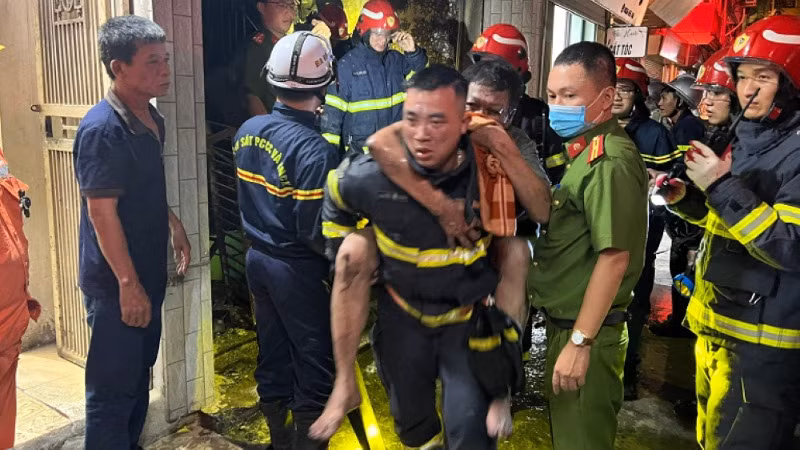 Lực lượng cảnh sát phòng cháy, chữa cháy Thủ đô xuyên đêm cứu hộ người dân trong một vụ hỏa hoạn.