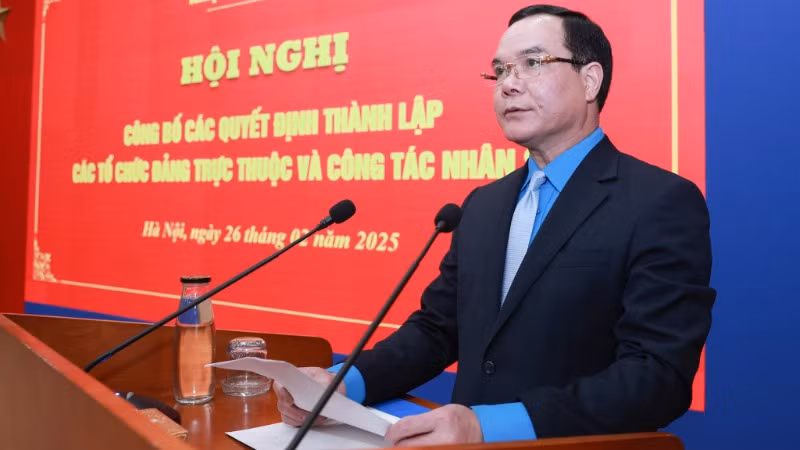 Đồng chí Nguyễn Đình Khang phát biểu giao nhiệm vụ.
