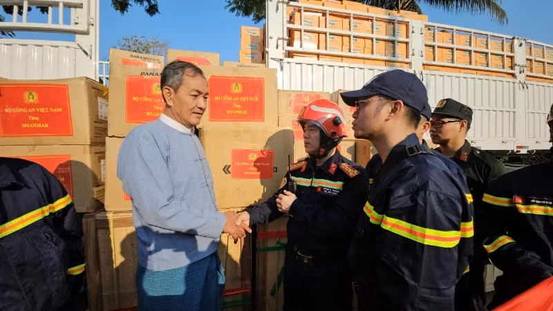Đại tá Nguyễn Minh Khương trao hàng cứu trợ cho Vụ trưởng Vụ Quản lý thiên tai, Bộ Phúc lợi xã hội, Cứu trợ và Tái định cư Myanmar. (Ảnh: Lê Hoàng gửi về từ Myanmar)