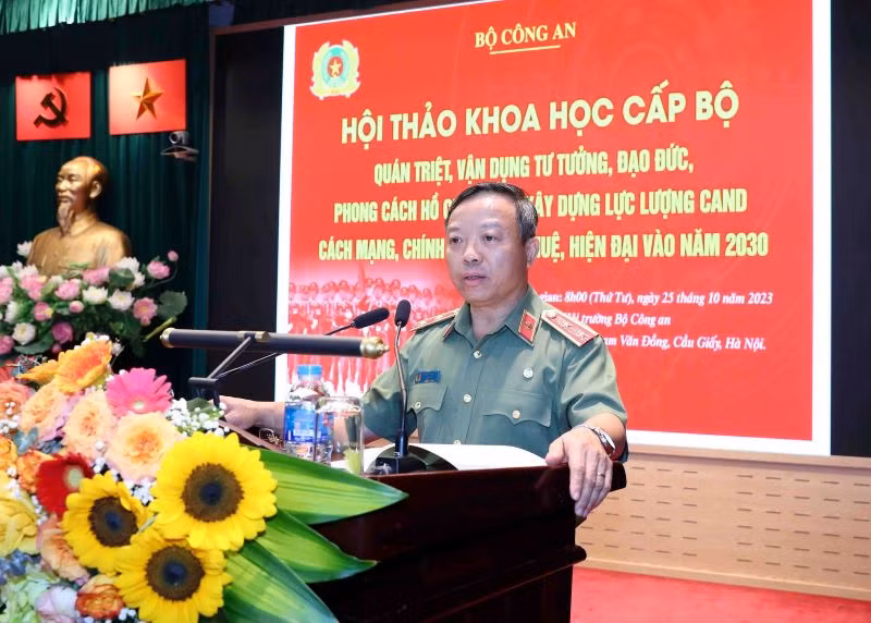 Trung tướng PGS. TS Phan Xuân Tuy phát biểu đề dẫn hội thảo.