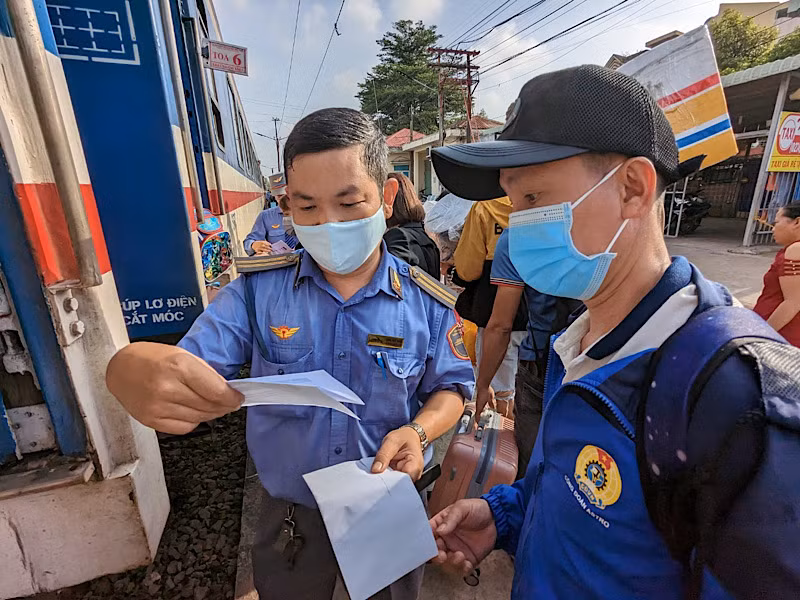 Chuyến tàu mùa xuân năm 2023 do Liên đoàn Lao động tỉnh Bình Dương tổ chức đưa đón miễn phí công nhân, lao động. Chuyến tàu mùa xuân năm 2023 do Liên đoàn Lao động tỉnh Bình Dương tổ chức đưa đón miễn phí công nhân, lao động.