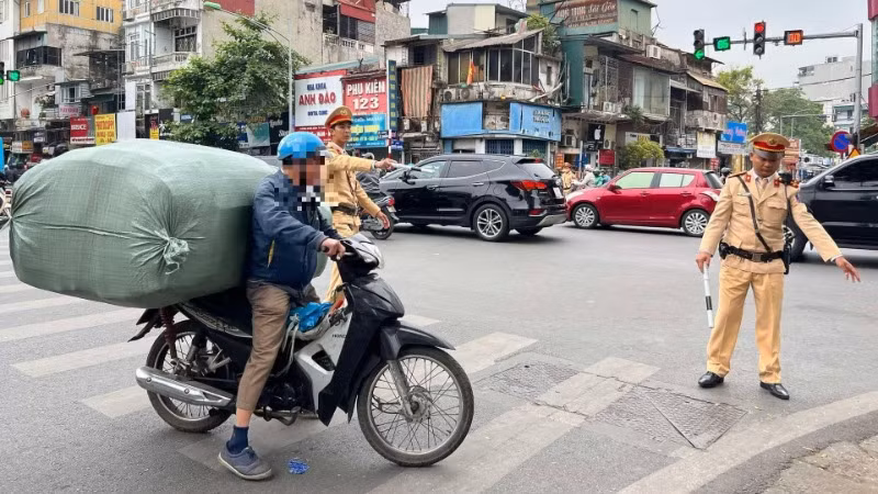 Xử lý các vi phạm không chấp hành hệ thống biển báo, vạch kẻ đường. Ảnh: Chu Dũng