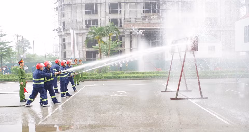 Hội thi nghiệp vụ chữa cháy và cứu nạn, cứu hộ “Tổ liên gia an toàn phòng cháy, chữa cháy” năm 2024 tại Hà Nam.