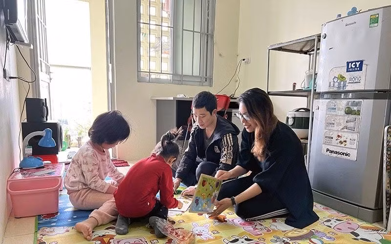 Niềm vui của gia đình công nhân được thuê căn hộ trong Khu thiết chế Công đoàn tỉnh Hà Nam.