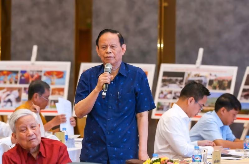 Các thành viên hội đồng chung khảo nhận xét tác phẩm dự thi. Các thành viên hội đồng chung khảo nhận xét tác phẩm dự thi.