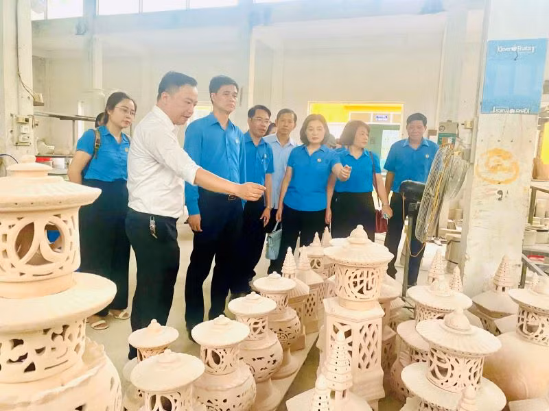 Thăm quan xưởng gốm. Thăm quan xưởng gốm.