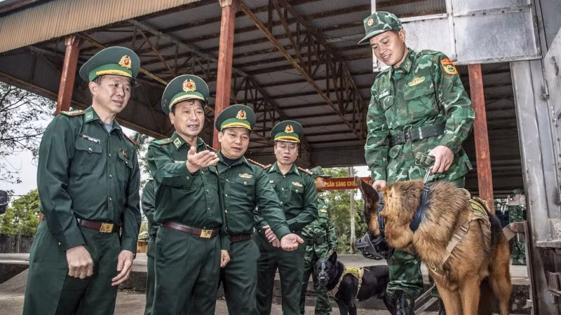 Động viên, thăm hỏi cán bộ, chiến sĩ trước khi lên đường nhận nhiệm vụ.