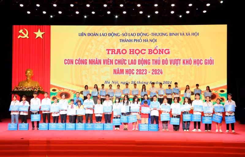 Trao học bổng tới các con vượt khó học giỏi. Trao học bổng tới các con vượt khó học giỏi.