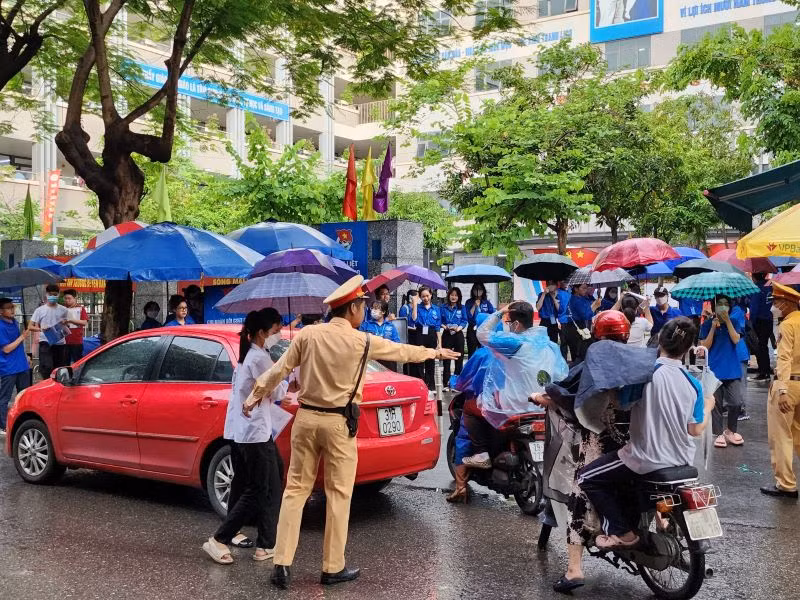 Phòng Cảnh sát giao thông, Công an TP Hà Nội bảo đảm an toàn giao thông cho thí sinh.