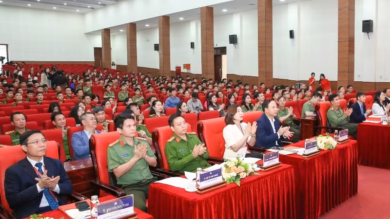 Các đại biểu tham dự hội thảo.