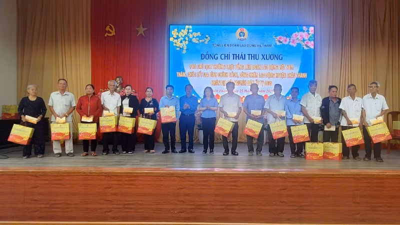 Phó Chủ tịch Thường trực Tổng Liên đoàn Lao động Việt Nam Thái Thu Xương thăm, tặng quà đoàn viên, người lao động tỉnh Hậu Giang.