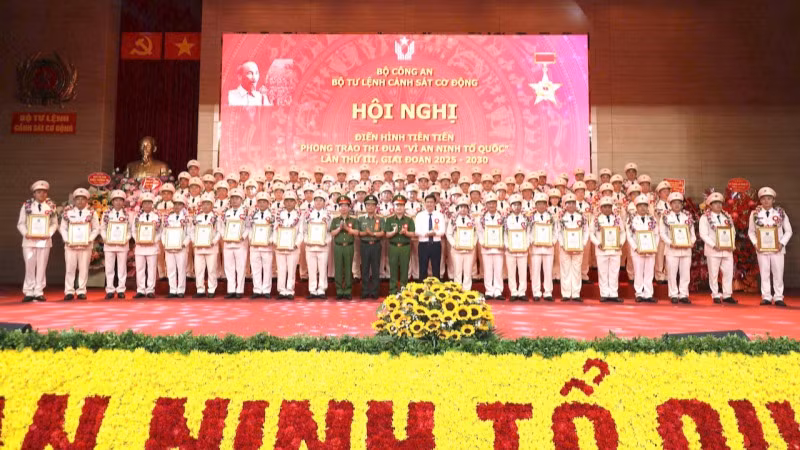 Tôn vinh 80 điển hình tiên tiến, đại diện hơn 18 nghìn cán bộ, chiến sĩ trong toàn lực lượng.