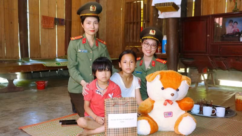 Các cấp Hội Phụ nữ Công an tỉnh Nghệ An thường xuyên hỏi thăm, động viên, chia sẻ kỹ năng sống cho các con đỡ đầu. Các cấp Hội Phụ nữ Công an tỉnh Nghệ An thường xuyên hỏi thăm, động viên, chia sẻ kỹ năng sống cho các con đỡ đầu.