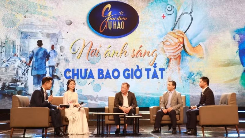 Câu chuyện về ca ghép tim, ghép gan đồng thời cùng các y, bác sĩ bệnh viện Việt Đức. Câu chuyện về ca ghép tim, ghép gan đồng thời cùng các y, bác sĩ bệnh viện Việt Đức.