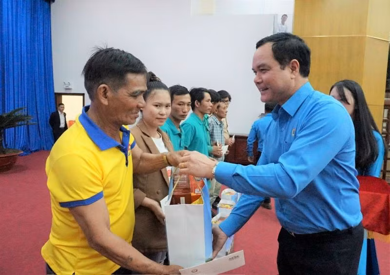 Chủ tịch Tổng Liên đoàn Lao động Nguyễn Đình Khang tặng quà đoàn viên, người lao động dịp Tết Nguyên đán 2024.