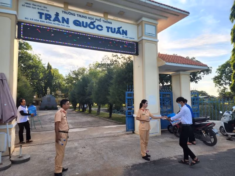 Công an giao thông huyện Phú Hòa (Phú Yên) phát nước miễn phí tặng thí sinh ngay trước khu vực địa điểm thi.