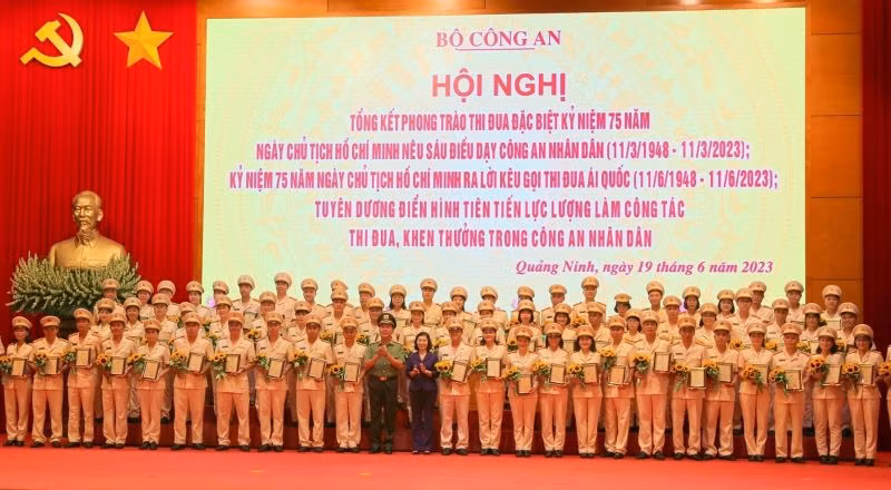 75 điển hình tiên tiến làm công tác thi đua, khen thưởng trong Công an nhân dân.