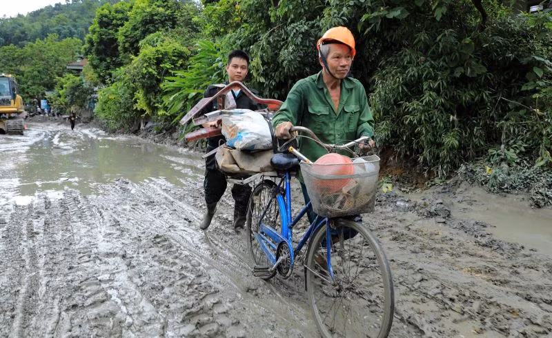 Chiến sĩ cơ động giúp nhân dân khắc phục sự cố.