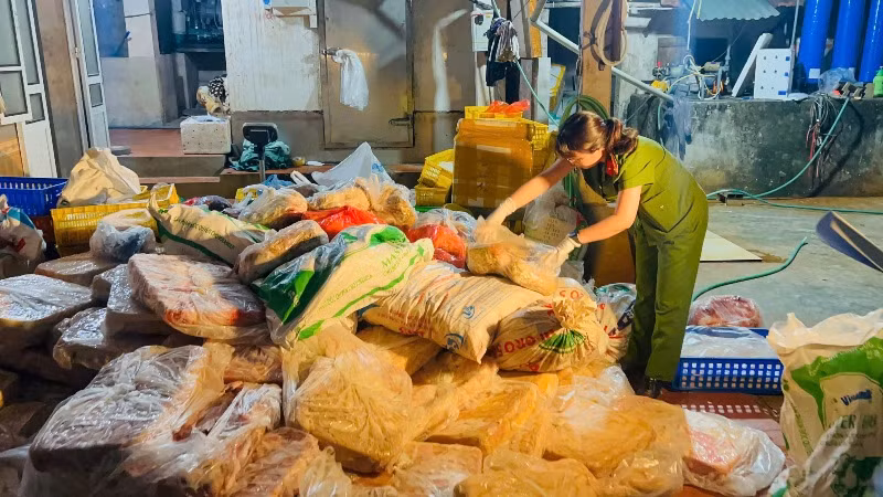 Gần 11 tấn nội tạng trâu bò có dấu hiệu hư hỏng tại thời điểm kiểm tra. Gần 11 tấn nội tạng trâu bò có dấu hiệu hư hỏng tại thời điểm kiểm tra.