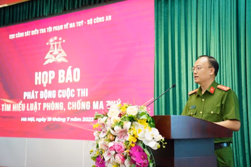 Thượng tá Hoàng Tâm Hiếu, Phó Cục trưởng Cục Cảnh sát điều tra tội phạm về ma túy phát biểu tại họp báo. Thượng tá Hoàng Tâm Hiếu, Phó Cục trưởng Cục Cảnh sát điều tra tội phạm về ma túy phát biểu tại họp báo.