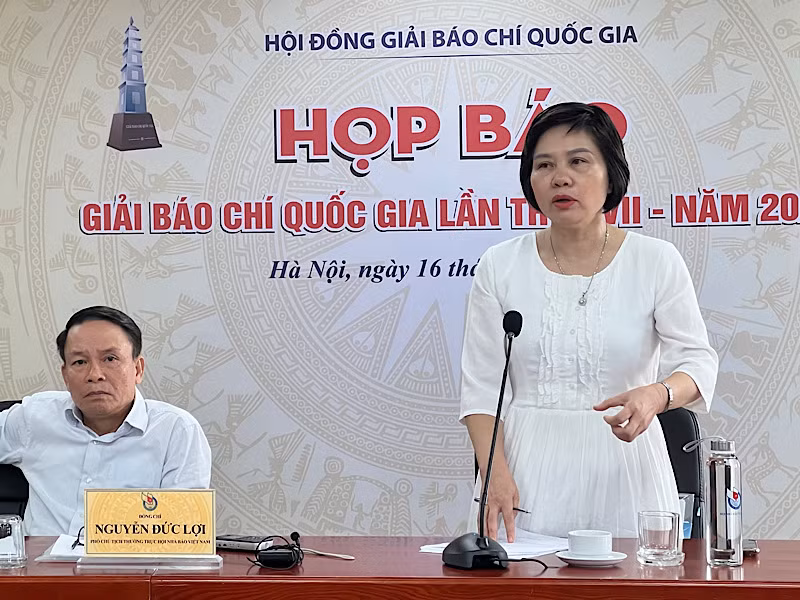 Trưởng Ban Nghiệp vụ Hội Nhà báo Việt Nam Đỗ Thị Thu Hằng trả lời câu hỏi của báo chí. Trưởng Ban Nghiệp vụ Hội Nhà báo Việt Nam Đỗ Thị Thu Hằng trả lời câu hỏi của báo chí.
