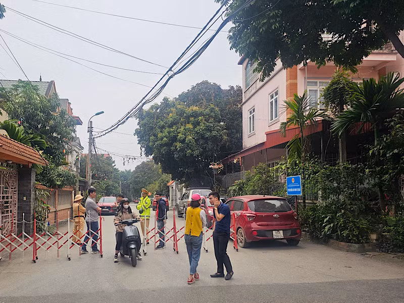 Lực lượng công an lập rào chắn, hạn chế đi lại một đoạn đường Phạm Hồng Thái, nơi có nhà riêng Chủ tịch Ủy ban nhân dân tỉnh Vĩnh Phúc Lê Duy Thành. Lực lượng công an lập rào chắn, hạn chế đi lại một đoạn đường Phạm Hồng Thái, nơi có nhà riêng Chủ tịch Ủy ban nhân dân tỉnh Vĩnh Phúc Lê Duy Thành.