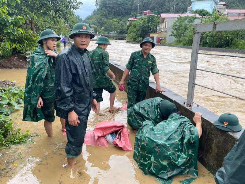 Bộ đội biên phòng Lạng Sơn tham gia chống bão số 3.