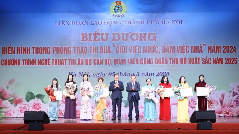 Đồng chí Phạm Quang Thanh và Phó Trưởng đoàn đại biểu Quốc hội chuyên trách thành phố Hà Nội Phạm Thị Thanh Mai trao khen thưởng tặng các tập thể, cá nhân điển hình trong phong trào thi đua "Giỏi việc nước, đảm việc nhà".