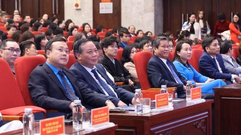 Các đại biểu tham dự chương trình. Các đại biểu tham dự chương trình.