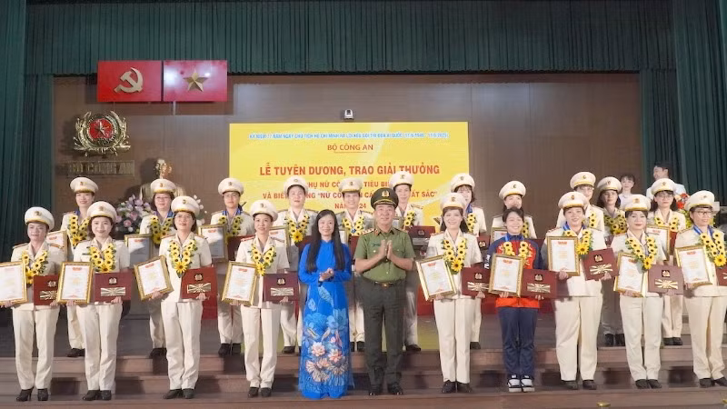 Tuyên dương 20 cá nhân đoạt Giải thưởng Phụ nữ Công an tiêu biểu năm 2024. Tuyên dương 20 cá nhân đoạt Giải thưởng Phụ nữ Công an tiêu biểu năm 2024.