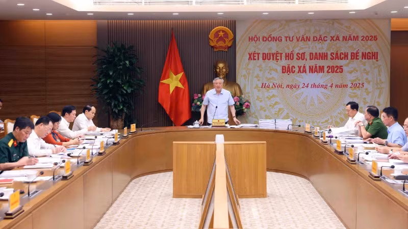 Phó Thủ tướng Thường trực Chính phủ Nguyễn Hòa Bình, Chủ tịch Hội đồng tư vấn đặc xá năm 2025 chủ trì cuộc họp.