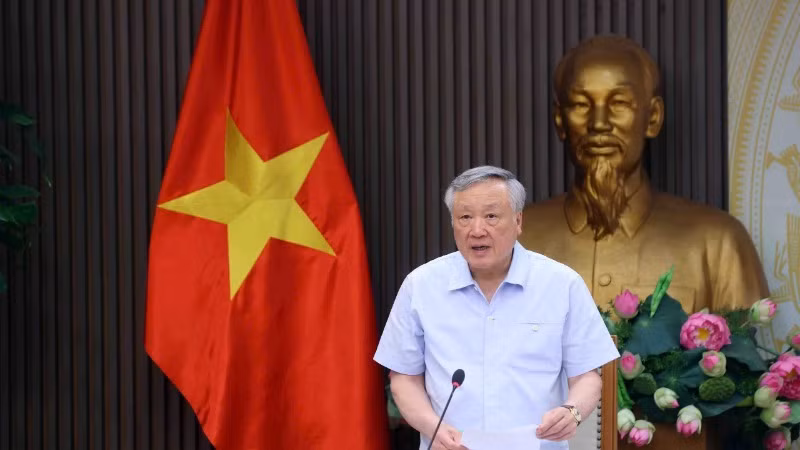 Đồng chí Nguyễn Hòa Bình phát biểu tại cuộc họp.