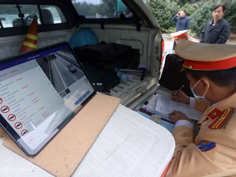 Lực lượng Cảnh sát giao thông trang bị hệ thống giám sát tự động, bố trí cán bộ hóa trang, mặc thường phục sử dụng các thiết bị kỹ thuật nghiệp vụ, thường xuyên di chuyển trên tuyến ghi nhận các hành vi vi phạm để xử lý.
