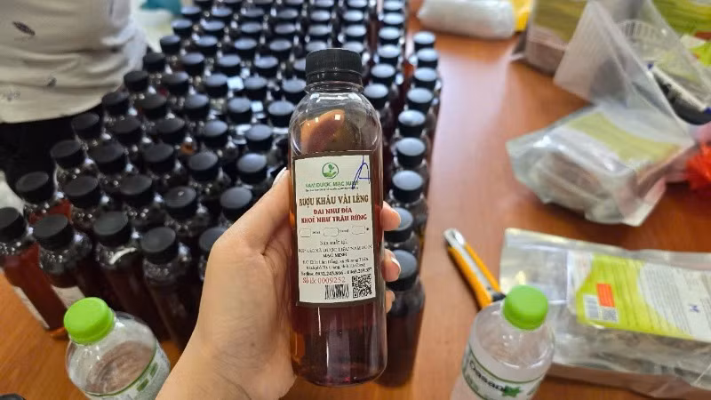 Chai rượu Kháu Vài Lèng được cơ quan chức năng thu giữ.