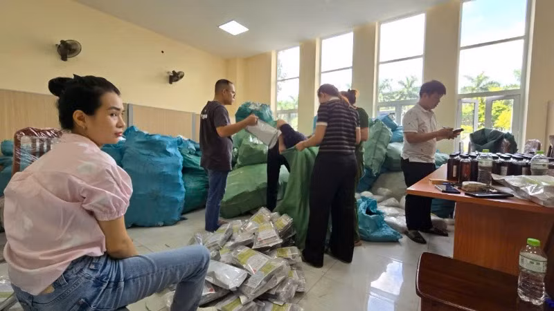 Tại cơ sở đóng gói của các đối tượng.