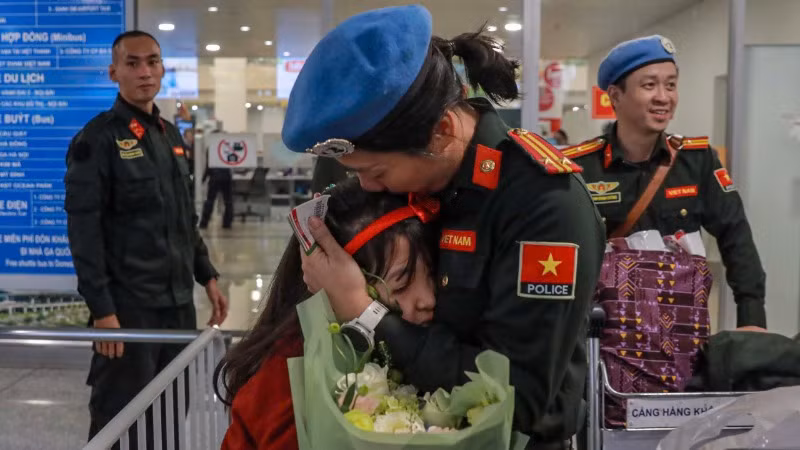 Trung tá Nguyễn Thu Hà ôm chặt con gái sau những tháng ngày xa cách.