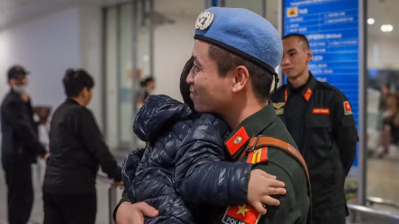 Con trai Thiếu tá Đinh Mạnh Cường ôm chặt bố.