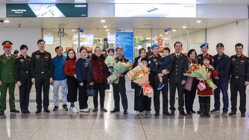 Tổ công tác số 2 trở về trong vòng tay gia đình và đồng đội.