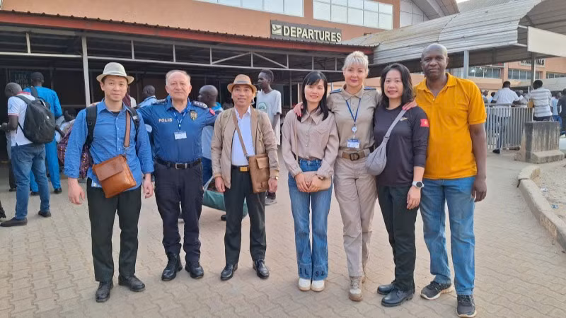 Đồng nghiệp gìn giữ hòa bình quốc tế tại Nam Sudan tiễn 3 sĩ quan Công an Việt Nam tại sân bay Juba, Nam Sudan.