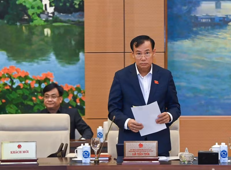 Chủ nhiệm Ủy ban Quốc phòng và An ninh Lê Tấn Tới trình bày báo cáo tại phiên họp. (Ảnh: DUY LINH)