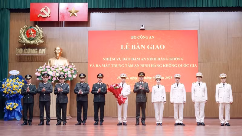 Thứ trưởng Phạm Thế Tùng tặng hoa chúc mừng đại diện lãnh đạo Trung tâm An ninh hàng không quốc gia.
