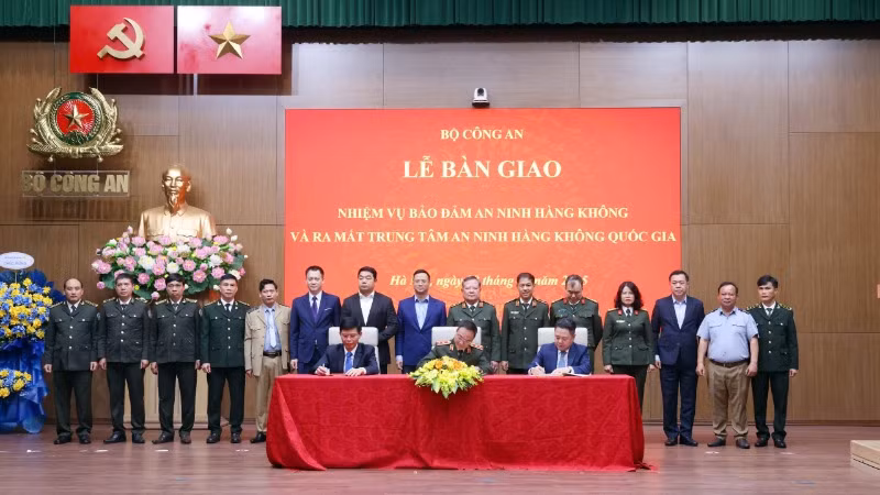 Thứ trưởng Công an Phạm Thế Tùng, Thứ trưởng Bộ Giao thông vận tải Lê Anh Tuấn và Phó Chủ tịch Ủy ban Quản lý vốn nhà nước tại doanh nghiệp Nguyễn Ngọc Cảnh ký Biên bản bàn giao việc tiếp nhận nhiệm vụ bảo đảm an ninh hàng không về Bộ Công an. Thứ trưởng Công an Phạm Thế Tùng, Thứ trưởng Bộ Giao thông vận tải Lê Anh Tuấn và Phó Chủ tịch Ủy ban Quản lý vốn nhà nước tại doanh nghiệp Nguyễn Ngọc Cảnh ký Biên bản bàn giao việc tiếp nhận nhiệm vụ bảo đảm an ninh hàng không về Bộ Công an.