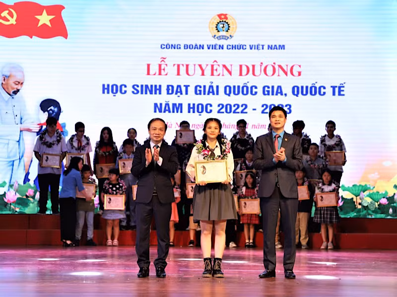 Năm học 2022-2023, có 947 em đạt giải trong các kỳ thi cấp quốc gia, quốc tế. Năm học 2022-2023, có 947 em đạt giải trong các kỳ thi cấp quốc gia, quốc tế.