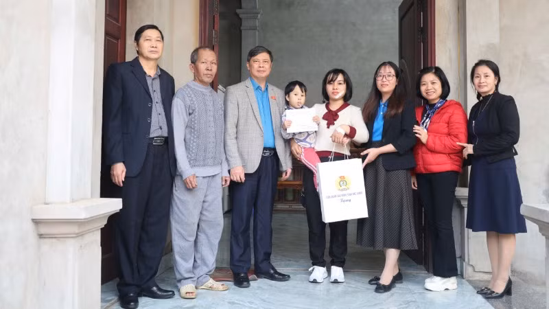 Đoàn công tác Liên đoàn lao động tỉnh Bắc Giang thăm, động viên tặng quà mẹ con cô giáo Đỗ Thị Loan. Đoàn công tác Liên đoàn lao động tỉnh Bắc Giang thăm, động viên tặng quà mẹ con cô giáo Đỗ Thị Loan.