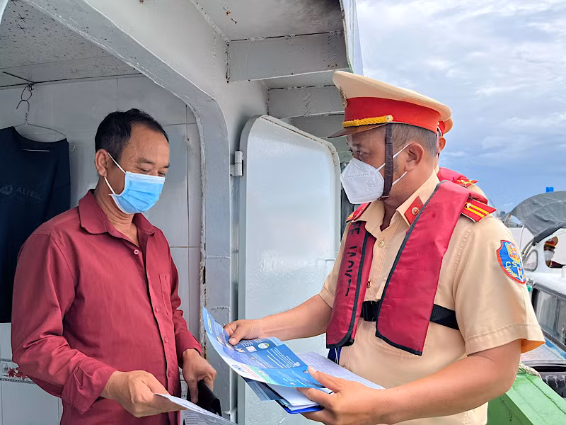 Lực lượng Cảnh sát giao thông đường thuỷ tuyên truyền nâng cao ý thức chấp hành Luật An toàn giao thông cho chủ phương tiện trên sông.