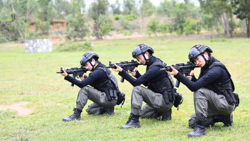 Ba "bóng hồng" ở Trung tâm Huấn luyện quốc gia về phòng chống khủng bố. Ba "bóng hồng" ở Trung tâm Huấn luyện quốc gia về phòng chống khủng bố.