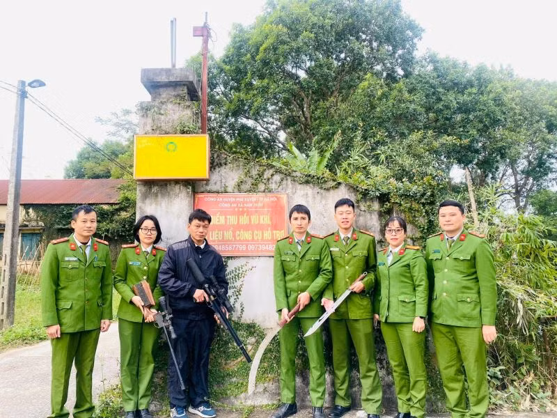 Điểm giao nộp vũ khí, vật liệu nổ, công cụ hỗ trợ Công an huyện Phú Xuyên (Hà Nội).